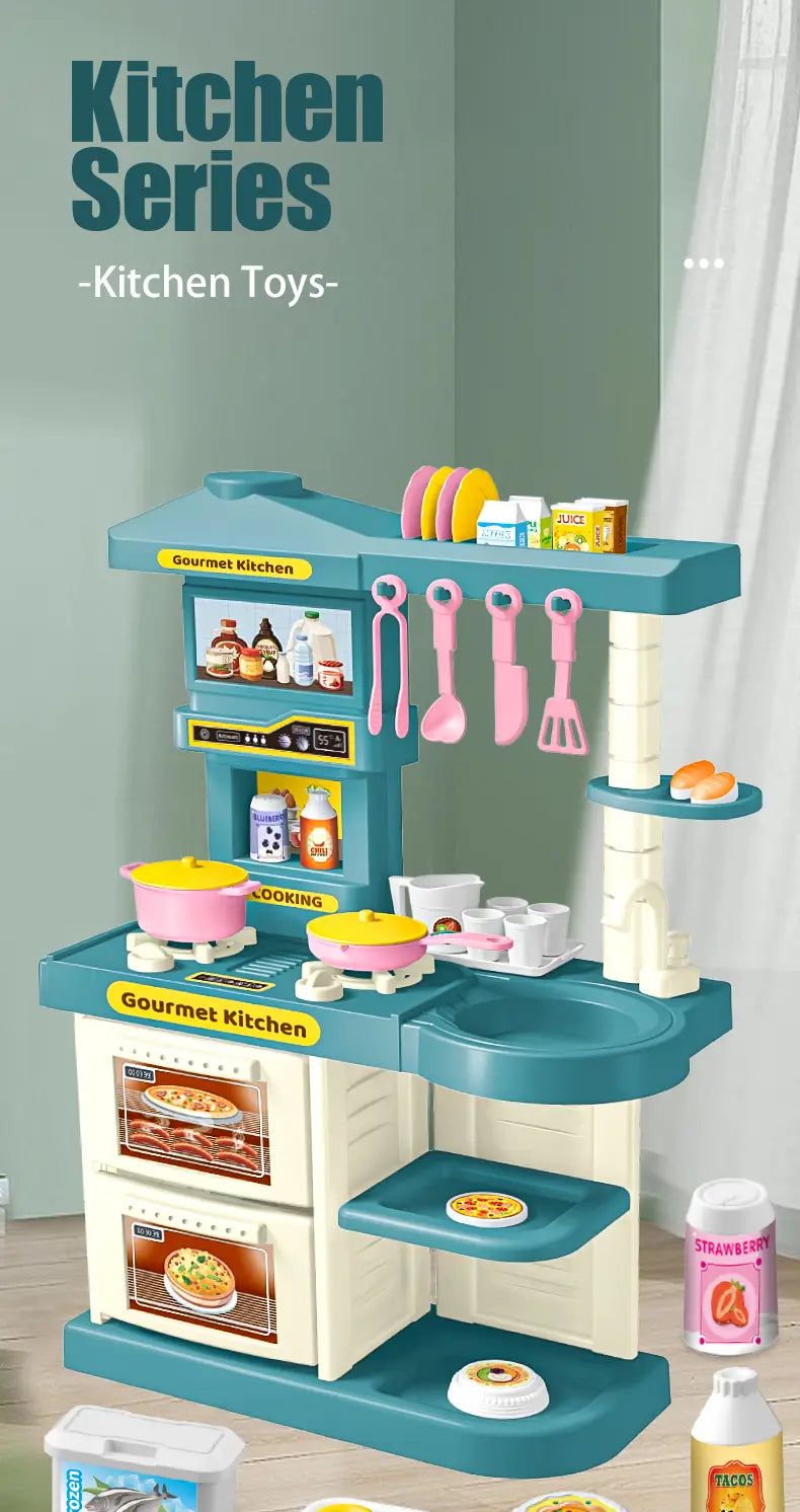 Kinder-Spielküchenzubehörset mit einer Spielküche aus blaugrünem und weißem Kunststoff, mit rosa Besteck, gelben Deckeln und Miniatur-Lebensmitteln für fantasievolles Spielen.