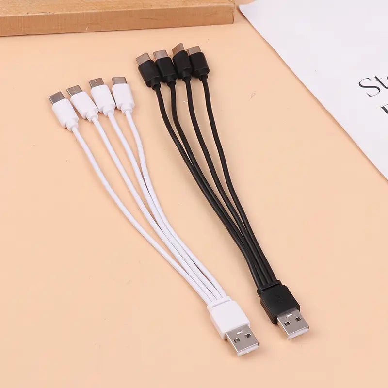 急速充電対応「4 in 1」USB-C充電ケーブル20cmの2本セット。ホワイトおよびブラックそれぞれに、1つのUSB-Aコネクタを備え、汎用的な充電用途に適しています。