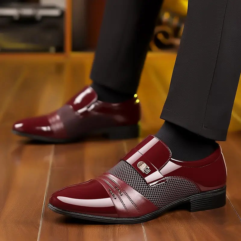 Chaussures habillées à enfiler en cuir à bout pointu, modèle Oxford, pour homme, en cuir verni bordeaux, avec un panneau en maille et un détail de boucle métallique.