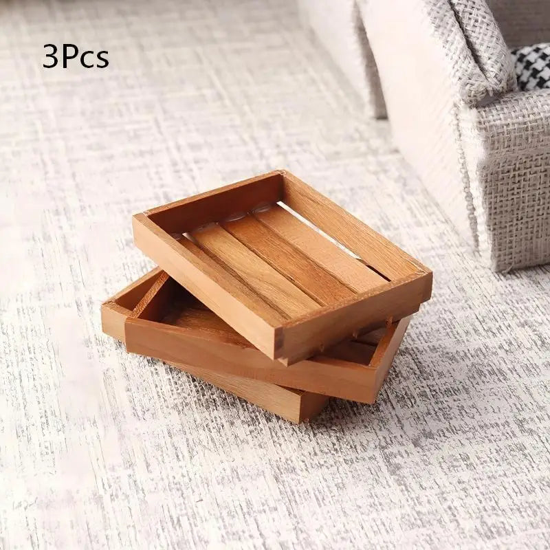 Set mit drei rechteckigen Miniatur-Aufbewahrungs-Kisten für ein Puppenhaus aus Holz mit hellem, naturbelassenem braunem Finish und lamelliertem Design.
