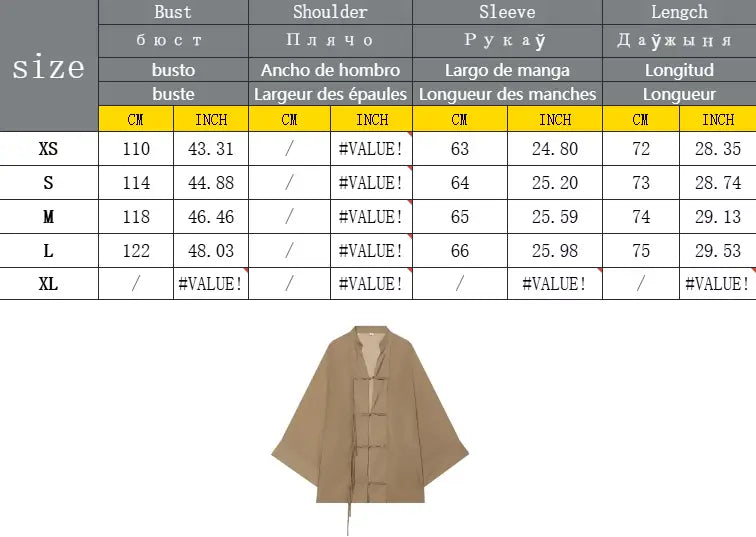 Robe traditionnelle beige à manches longues, fermeture sur le devant et ceinture à nouer, présentée comme des chemises décontractées pour un port polyvalent.