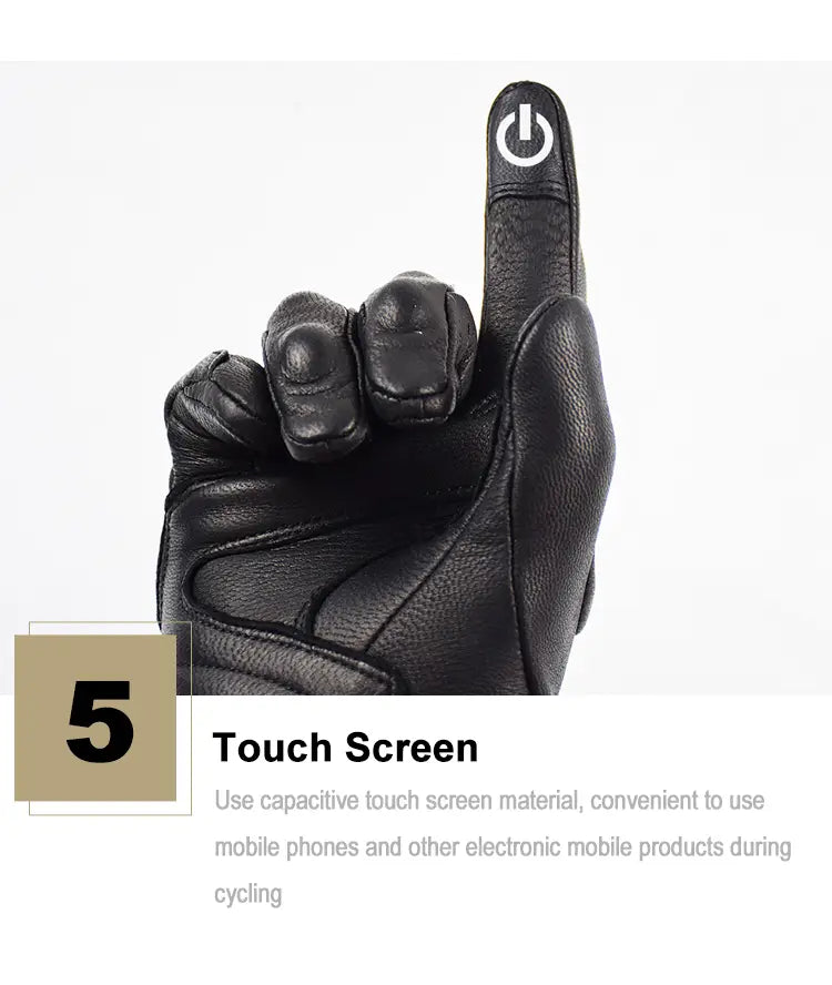 Gant de moto pour homme en cuir noir, perforé respirant, présenté côté arrière, avec un écran tactile capacitif sur l’index, comportant un symbole d’alimentation blanc.