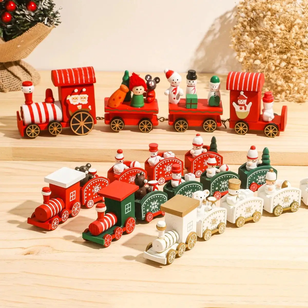 Décoration de table de vacances en train de Noël en bois, comprenant des ensembles de trains en bois peints rouge, vert et blanc, avec des figurines miniatures.