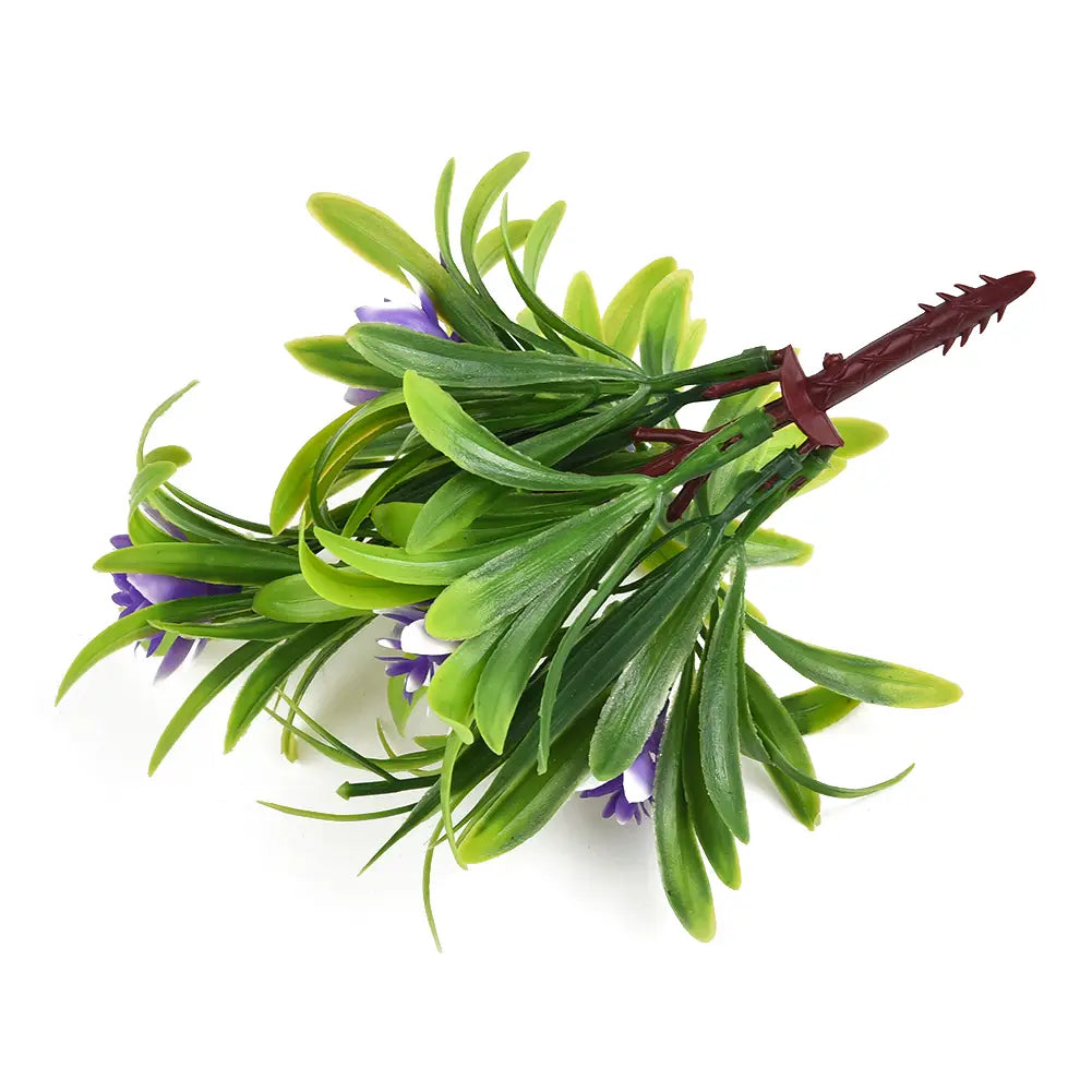 un pot de fleurs artificielles éclatant, avec des feuilles en plastique vert luxuriant et de délicates fleurs violettes, attachées avec une tige brun foncé pour la décoration intérieure du domicile.