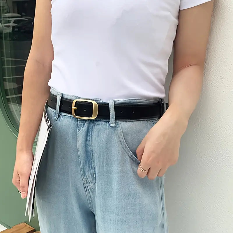 Ceinture pour femmes en cuir noir avec boucle rectangulaire à tons dorés pour sangle de jean.