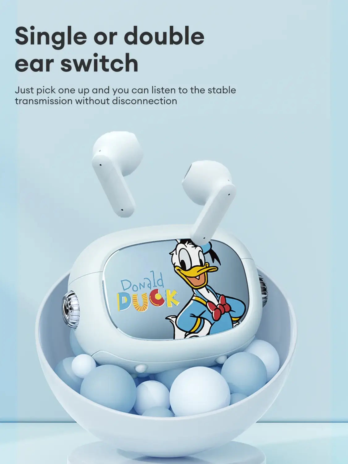 充電ケース付きの白いワイヤレス ディズニー ドナルドダック インイヤーヘッドホン。ドナルドダックのデザインと、長いバッテリー寿命により長時間の使用に対応します。