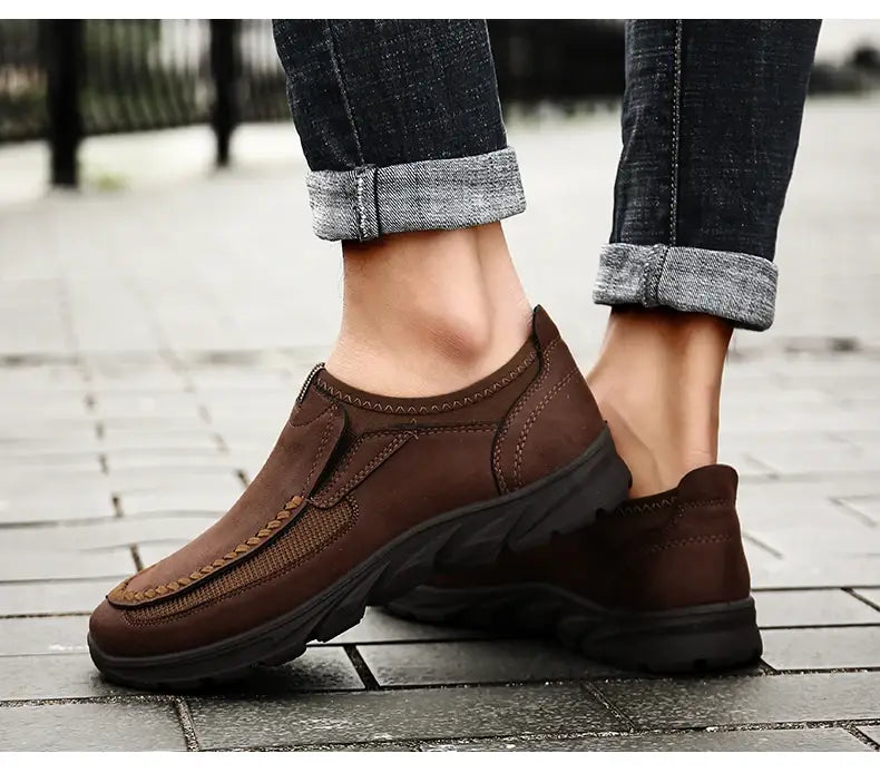 Mocassins homme décontractés en cuir à enfiler en marron, avec des détails cousus et une semelle texturée.