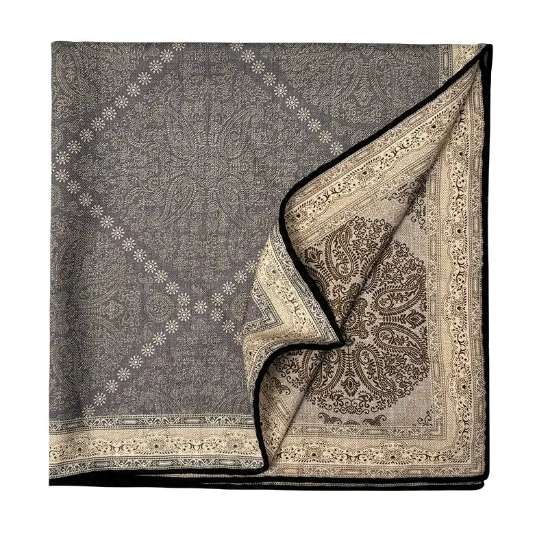 Ein Wollseidentaschentuch mit Paisley-Muster in Grau mit aufwendigen cremefarbenen und schwarzen floralen Motiven und einer kontrastierenden schwarzen Kante.