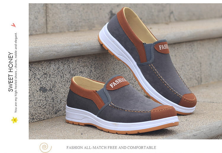 Los hombres usan zapatillas casuales de lona tipo botín elástico en gris y marrón con suelas blancas, con parte superior tipo ante y costuras contrastantes.