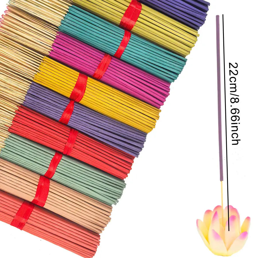 Bunte Bündel von verschiedenen Duft-Inzense-Stäbchen, 140er-Packung, mit roten Bändern zusammengebunden, mit leuchtenden Farbtönen von Gold, Teal, Pink, Gelb, Violett, Grün und Orange.