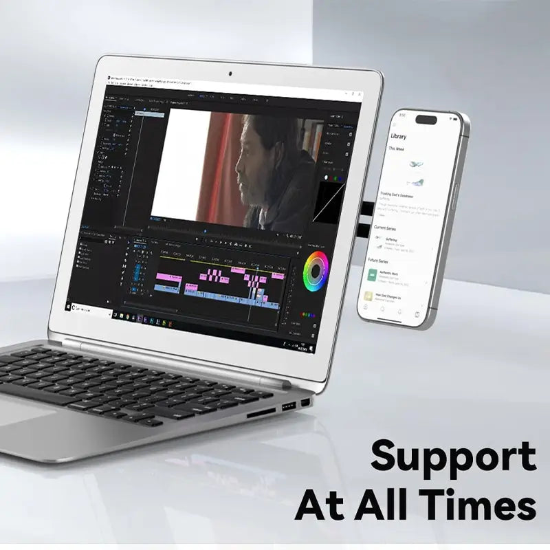 Silbernes Laptop mit schwarzer Tastatur, das eine Videobearbeitungssoftware anzeigt, mit Magnet-Phonehalter-Aluminiumständer, gestaltet als eleganter, minimalistischer Telefonhalter