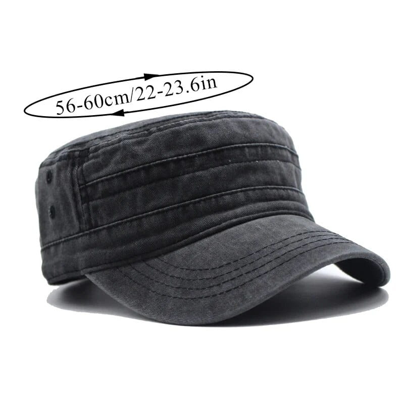Une casquette militaire en coton gris foncé fabriquée en denim vintage, au port structuré et légèrement usé, avec des détails de couture visibles.