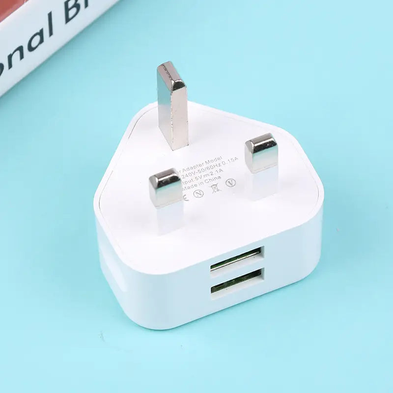 adaptador de cargador de pared doble USB de 3 clavijas tipo Reino Unido en plástico blanco, con clavijas metálicas y dos puertos USB