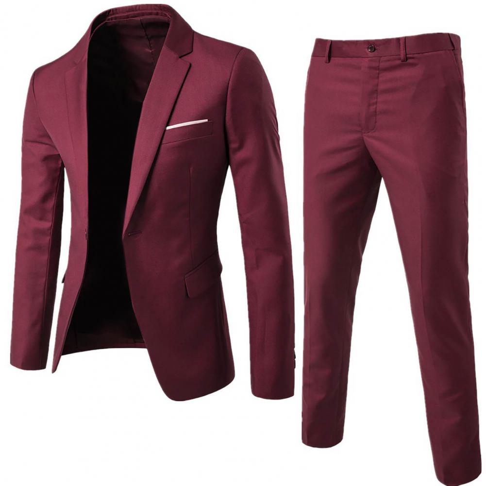 Traje de dos piezas burdeos para hombre, de color sólido, con manga larga, que presenta una chaqueta entallada con ribete blanco en el bolsillo del pecho y pantalones entallados tipo slim fit a juego, con largo ideal de los pantalones para ocasiones formales.