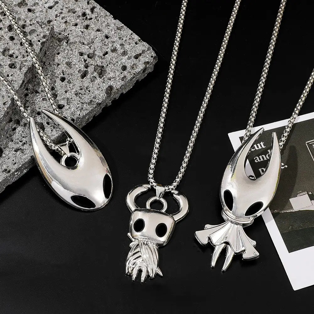 Colliers de jeu en pendentif de chevalier creux argentés présentant une finition métallique polie et des designs distinctifs de personnages