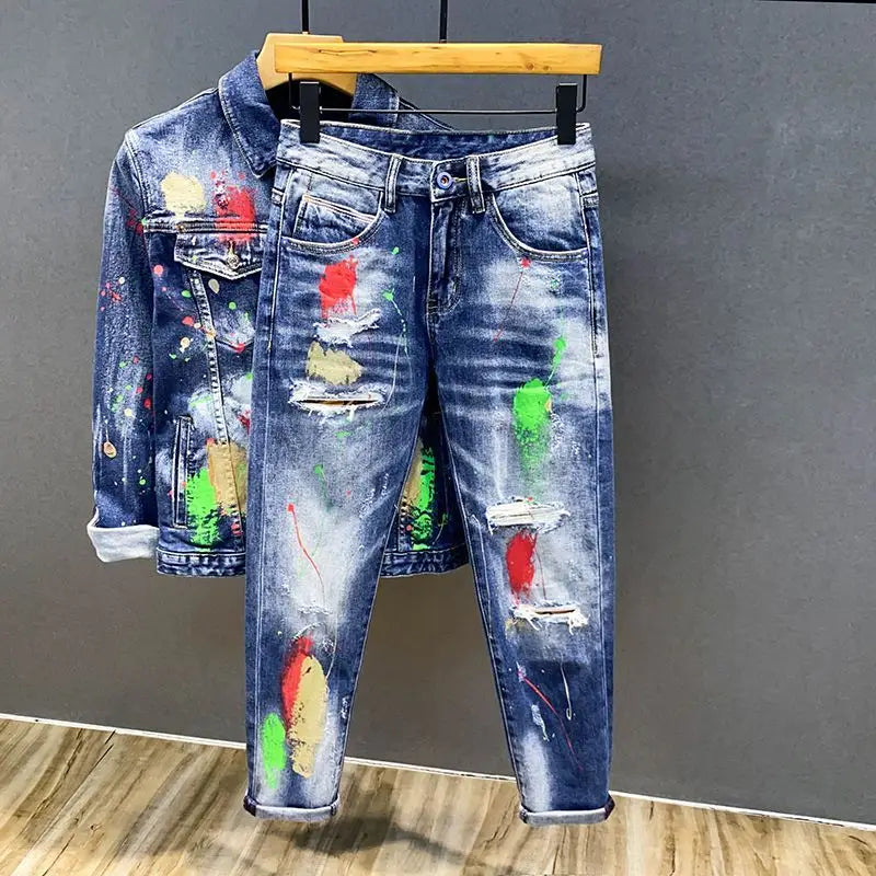 Jeans en denim bleu pour hommes présentant un design aux éclaboussures de peinture colorées et des détails déchirés.