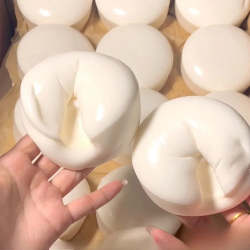 gâteau au yaourt rond en silicone blanc brillant, jouet antistress souple, roues de fromage, avec une surface légèrement irrégulière et des indentations naturelles