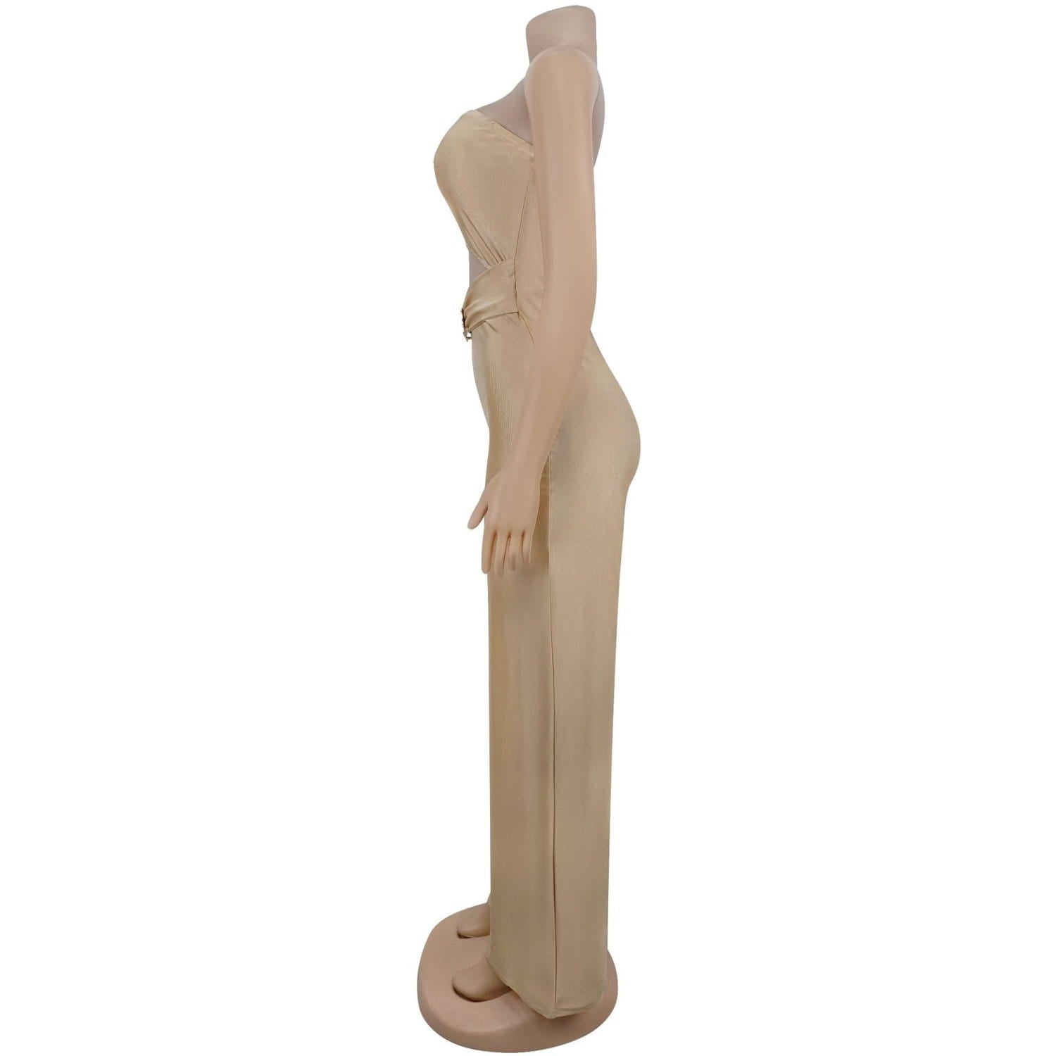 Beiger ärmelloser Satin-Jumpsuit mit tailliertem, gerafftem Bund und Hosen mit weitem Bein sowie hohem Beinschlitz.