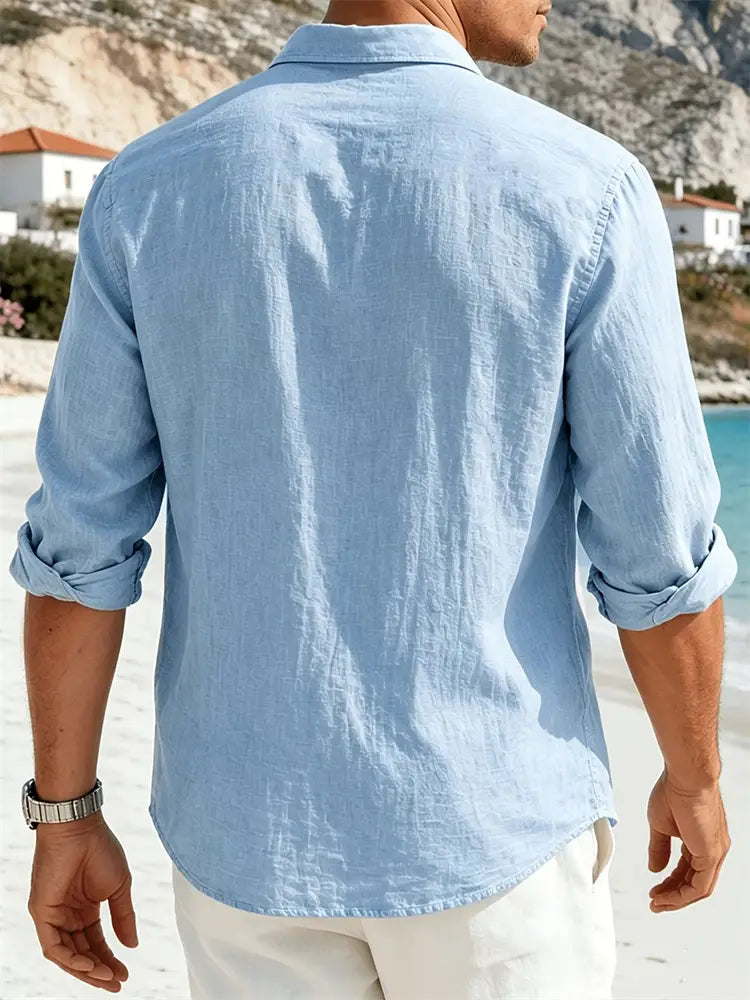 Chemise pour homme en coton et lin à manches longues bleu clair, avec manches retroussées, réalisée dans un tissu respirant.
