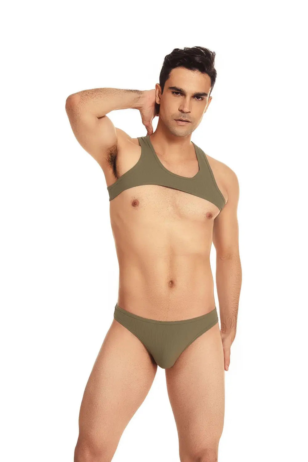 Haut court côtelé pour homme, pour la salle de sport, pour l’entraînement, de style actif, vert olive, avec encolure bénitier et design une-pièce de maillot de bain à taille courte.