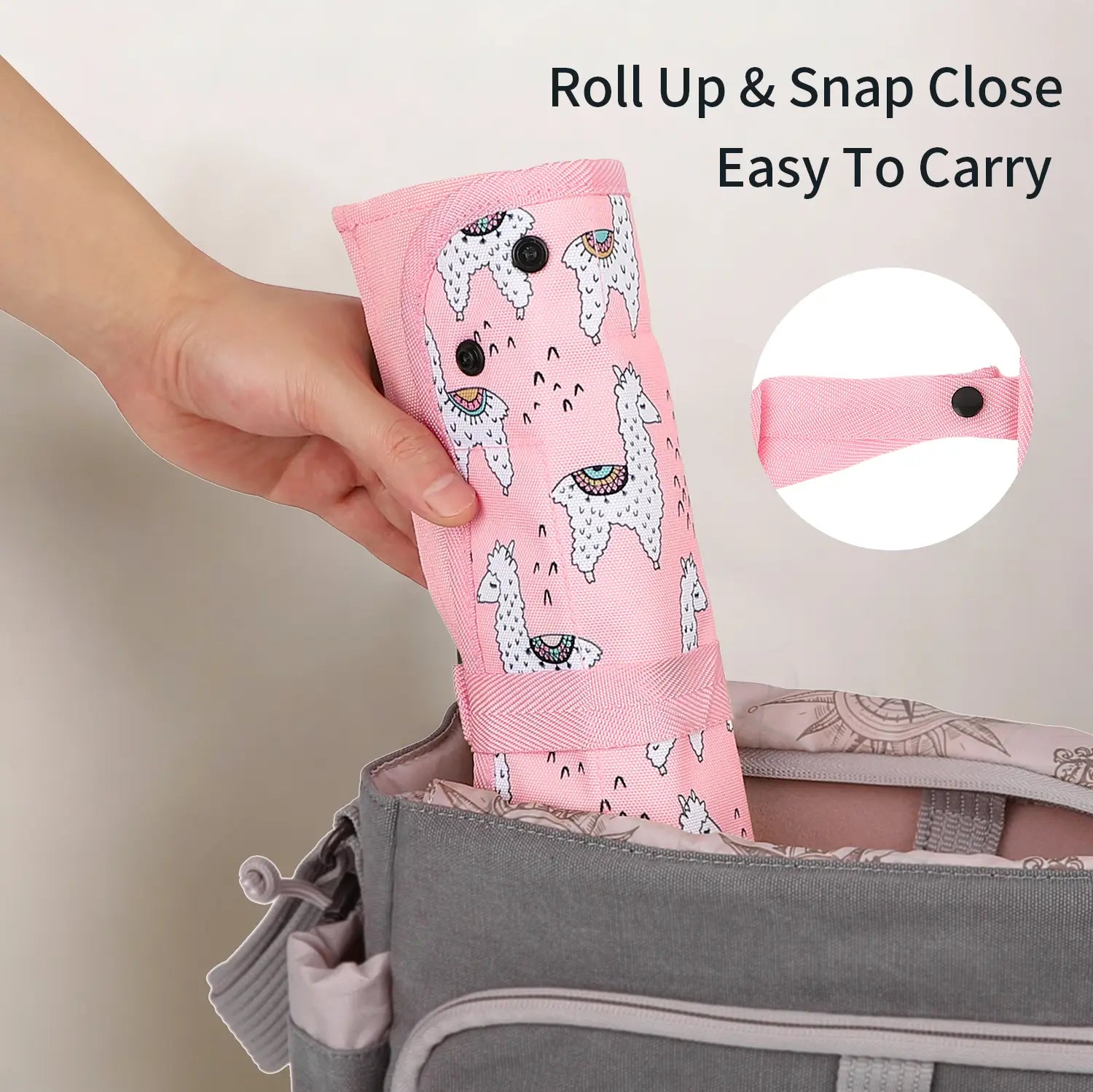 Rosa Stoff-Rollwindeltasche mit weißen Alpaka-Illustrationen und schwarzen Druckknopfverschlüssen, ausgelegt für die Verwendung als Alpaka-Lap-Desk bei Flugreisen für Kinder im Flugzeug
