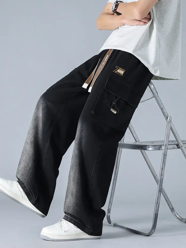 Pantalon cargo en denim noir ample pour homme, grande taille, coupe jambe large, plusieurs poches et taille à cordon.