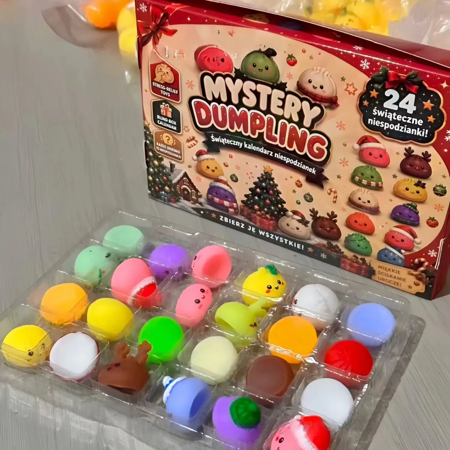 collection colorée de 24 jouets mystères en forme de raviolis doux et déhoussables présentée dans un plateau en plastique transparent, dans un calendrier de l’avent de Noël de type déhoussable avec cadeau mystère surprise