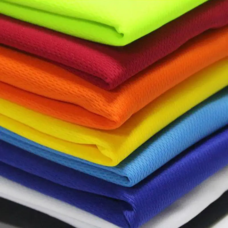 Débardeur de sport pour homme à séchage rapide, conçu pour accomplir la tâche, présenté sous forme de gilet de fitness à séchage rapide, avec une pile de linges en microfibre texturés vifs vert néon, rouge, orange, jaune, bleu et blanc.