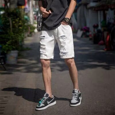 Les shorts en jean blanc déchiré en denim blanc vieilli comportent des détails déchirés pour un style streetwear décontracté.