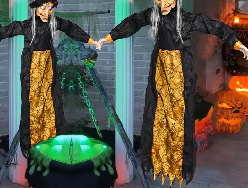 deux figurines animées de sorcière d’Halloween suspendues, en robes noires avec des jupes à motifs dorés, se tiennent à côté d’un chaudron vert lumineux pour une utilisation de jouets électriques hantés de maison hantée.