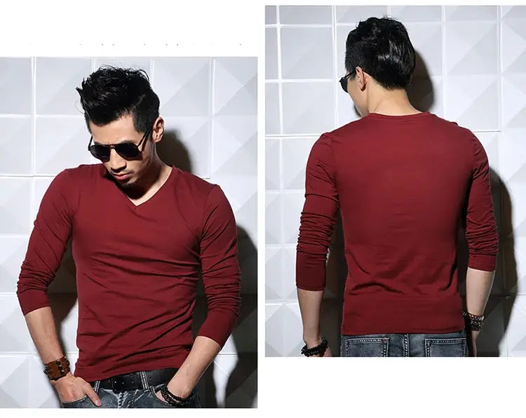 Un t-shirt homme à manches longues et encolure en V, coupe slim, en rouge bordeaux uni, en tissu lisse, avec des poignets côtelés discrets.