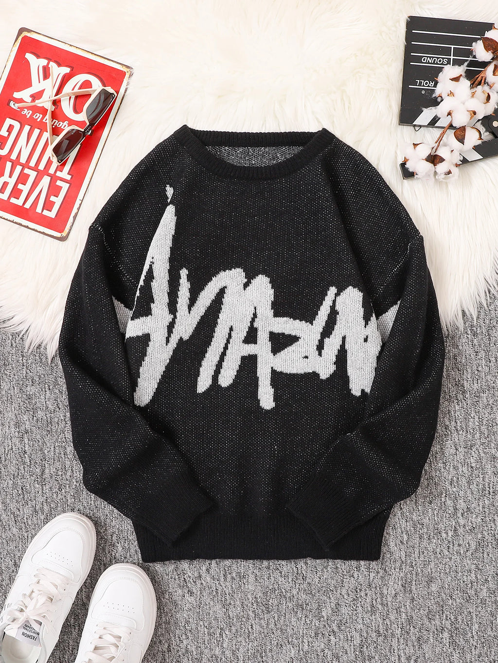 Simple Long-Sleeved Crew Neck Knit Sweater Suitable for Men, Comfortable and Stylish for Everyday Wear, a Fashionable Layering Choice for Any Season