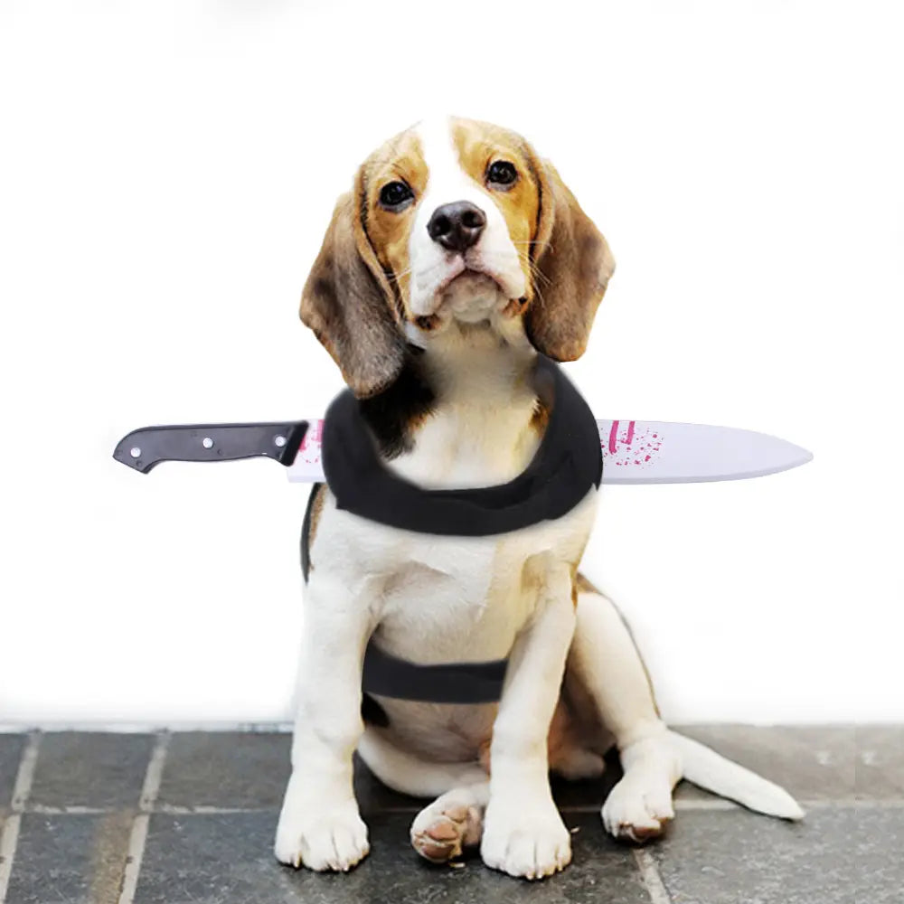 面白い武器の犬用ハロウィーンコスチュームのハーネスを背面から示したもの。背中に取り付けたピンクの飛び散りマークと黒い持ち手のシルバーの刃付きナイフが特徴で、3〜10cmの調整付き。