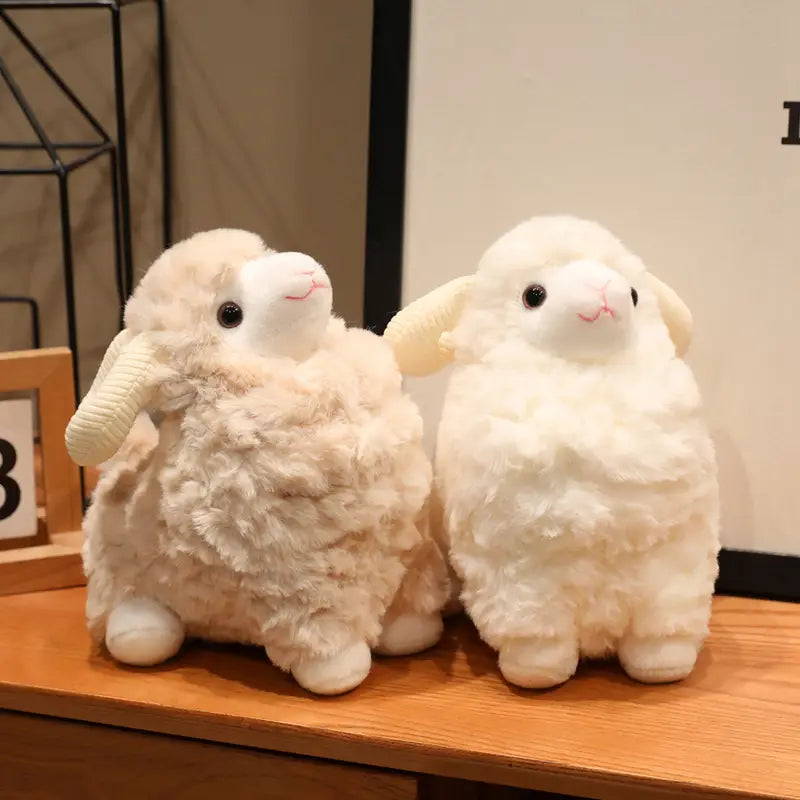 Zwei Plüschschaf-Geschmacktiere in Weiß mit flauschigen wolligen Körpern, schwarzen Knopfaugen und rosafarbenen gestickten Nasen, niedliche Kawaii-Weichpuppen.