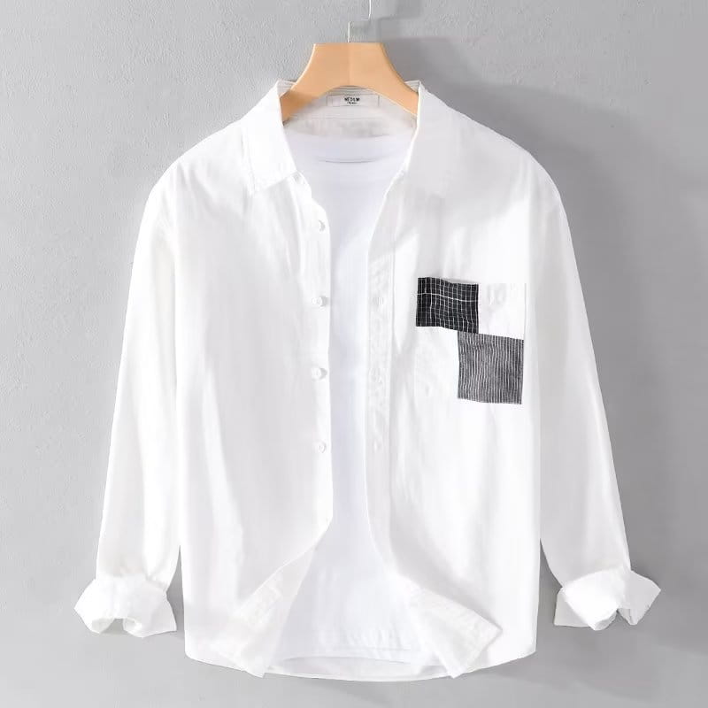 Herren-Patchwork-Taschenhemdjacke im Casual-Stil in Weiß mit langen Ärmeln und einer schwarz-weißen geometrischen Patchapplikation auf der linken Brusttasche.