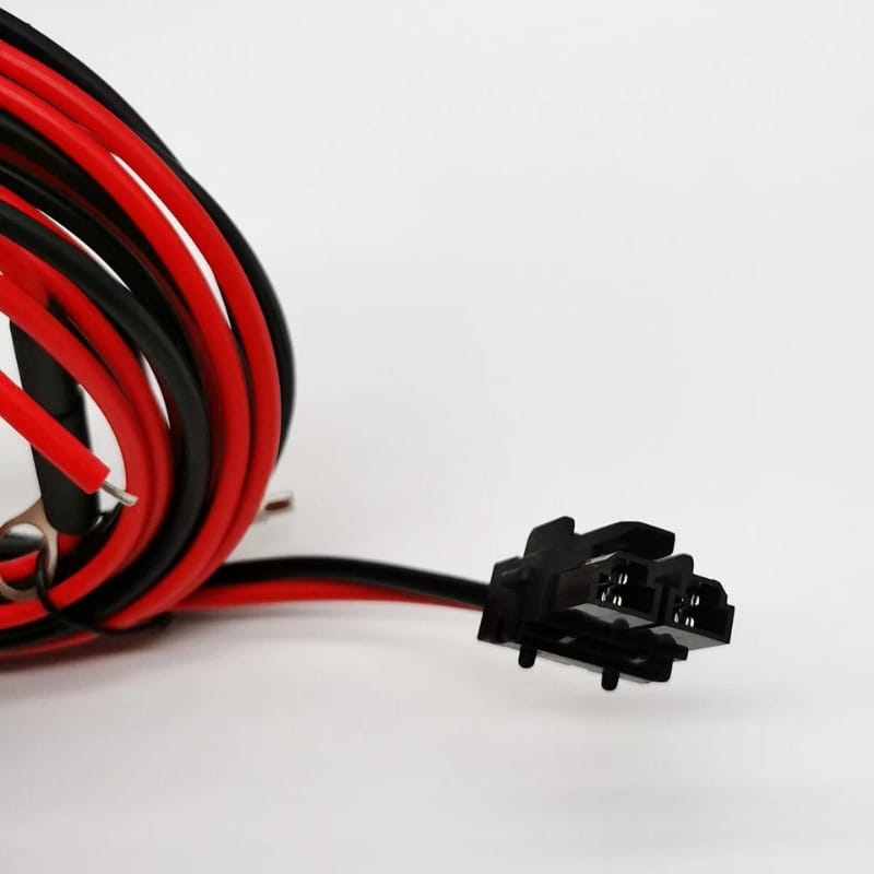 cableado aislado rojo y negro con un conector eléctrico multipin negro en la cara posterior del cable de alimentación rkn4152a para dispositivos de intercomunicación Motorola.