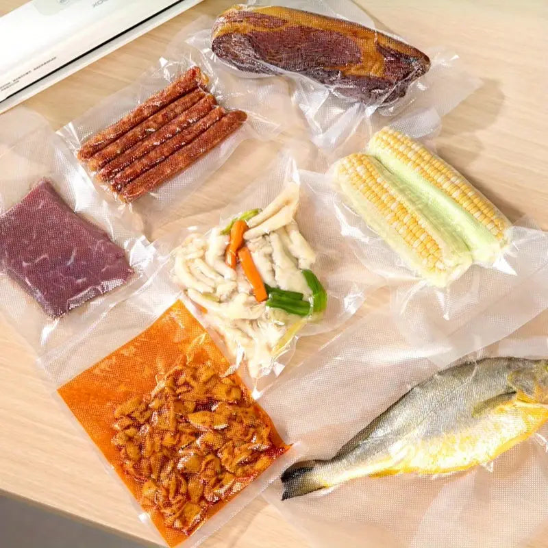 Ein ganzer gelber Fisch mit silbernem Bauch, der auf einer Holzoberfläche ruht und die Verwendung von Vakuumbeuteln für die vakuumierte Lebensmittelaufbewahrung mit einer Vakuumversiegelungsmaschine demonstriert.