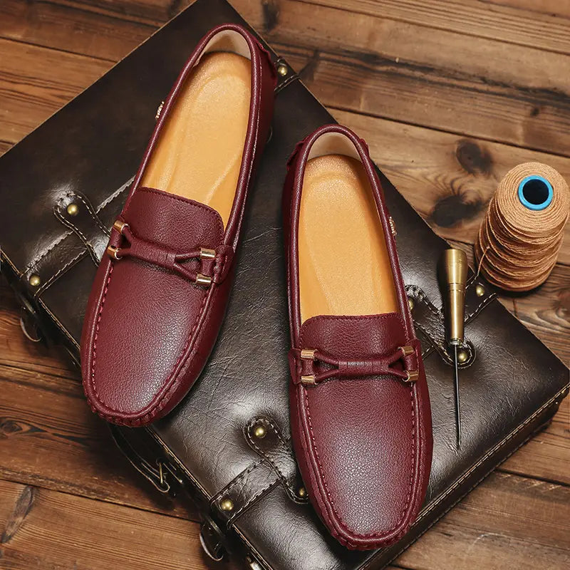 Les chaussures à enfiler habillées en cuir se portent sans effort avec des chaussures décontractées en cuir bordeaux, présentant des accents métalliques ton or et un design classique de mocassin.