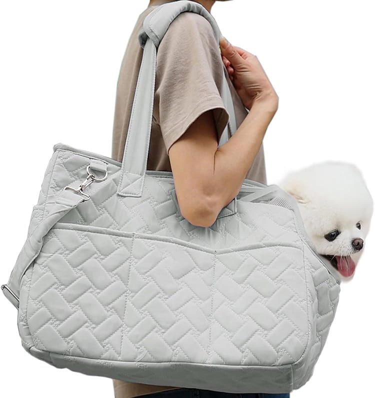 Sac pour animal de compagnie matelassé gris clair, avec un design rembourré doux et des poignées robustes pour les petits porte-chiens, respirant et confortable.
