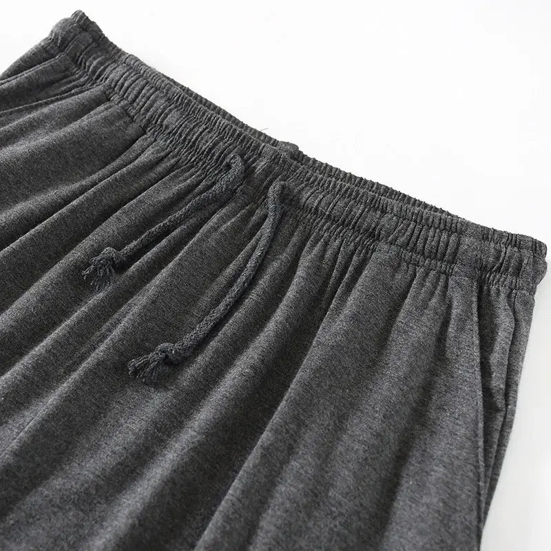 Herren-Modal-Cotton-Loungewear-Shorts in dunkelgrau mit weich strukturiertem Baumwollmaterial, elastischem Bund und passendem Kordelzug für angenehmes Loungen.