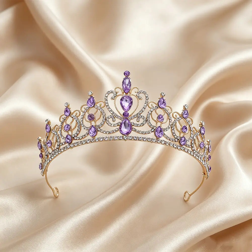 Accessoire de coiffure de mariée en couronne de diadème baroque en strass doré, présentant un délicat cadre doré, rehaussé de cristaux violets étincelants et de cristaux transparents, avec une pièce centrale élégante en forme de cœur.