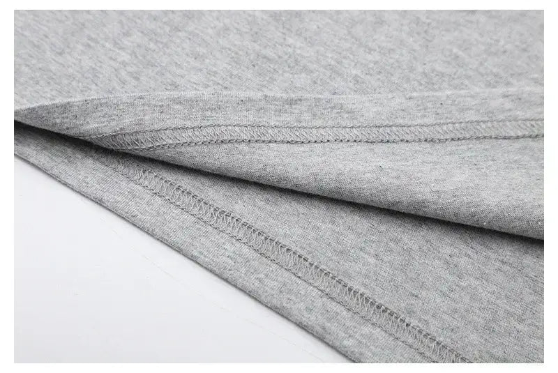 T-shirt vintage à motif de voiture de muscle fabriqué dans un tissu en coton chiné gris, avec un ourlet cousu propre.