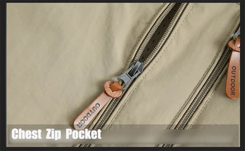 bolsillo con cremallera en el pecho color beige con cremallera plateada y tiradores de cuero color canela grabados con la palabra outdoor, en chaquetas cortavientos impermeables para hombre Naturehike verde oliva.
