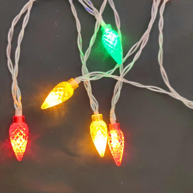RGB-LED-Weihnachts-Stringlights mit leuchtenden Glühbirnen in Rot, Gelb und Grün mit einer strukturierten Glasoptik, ideal für festliche Raumdekoration.