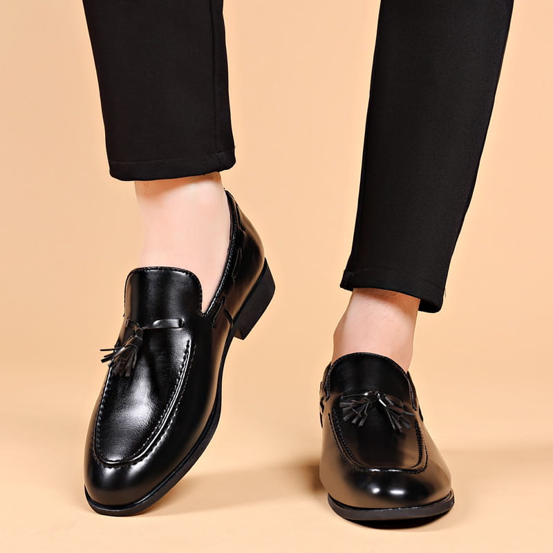 mocassins en cuir noir à pampilles, finition polie et design classique, pour homme, chaussures professionnelles à enfiler.