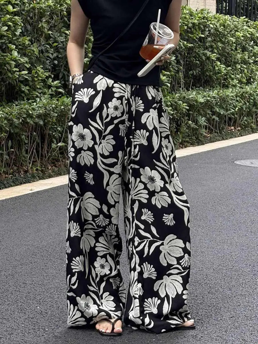 pantalons à jambes évasées et imprimé floral pour femmes, noir et blanc, avec un imprimé floral audacieux et une coupe ample et fluide, idéal pour une tenue décontractée élégante