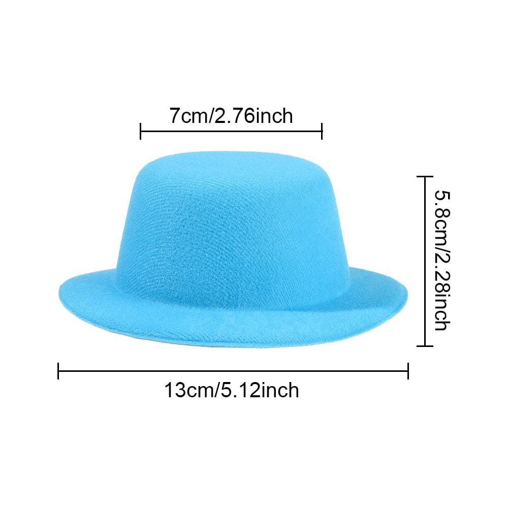 Un fedora en feutre texturé bleu clair, à calotte arrondie et bord large, conçu comme accessoire de mode pour chapeau de poupée en peluche pour des poupées de 60 cm.