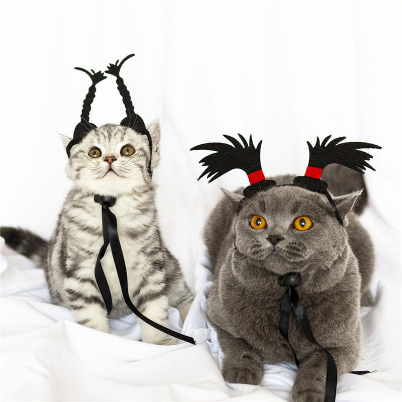 猫と犬向けの面白いペットコスチューム用ヘッドウェアとしてデザインされた、赤いアクセントと黒いリボンが付いた黒い布製アンテナ風ヘッドバンド。