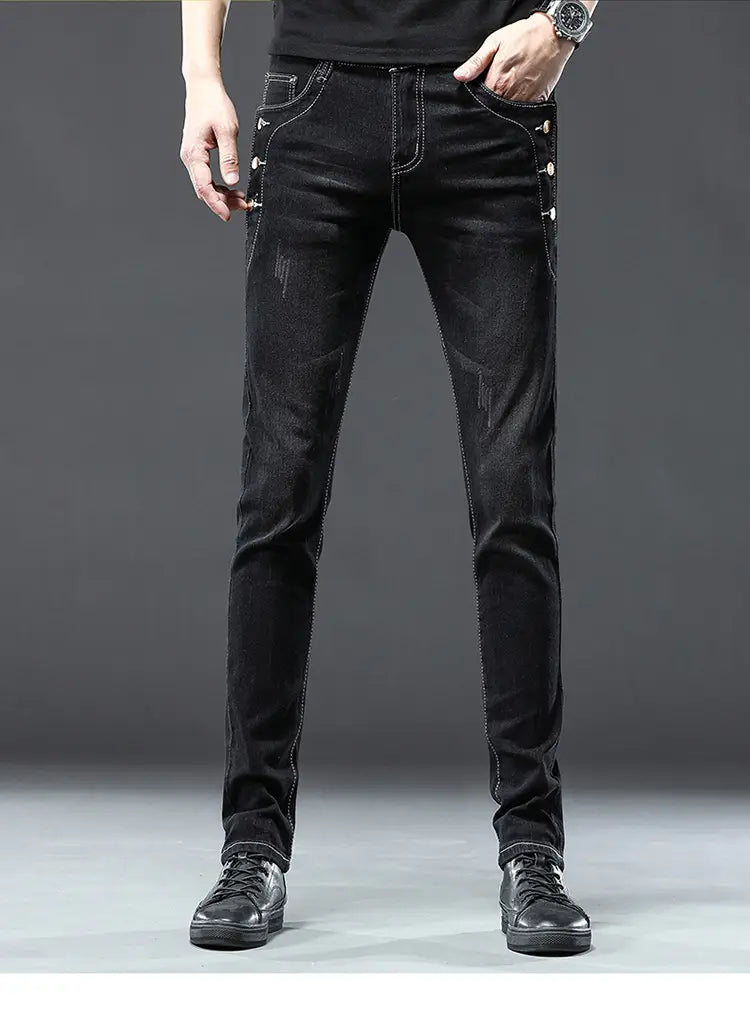 Jeans slim en denim extensible vintage pour hommes, lavage gris, en denim noir, avec détails de boutons à tonalité argentée sur les coutures latérales.
