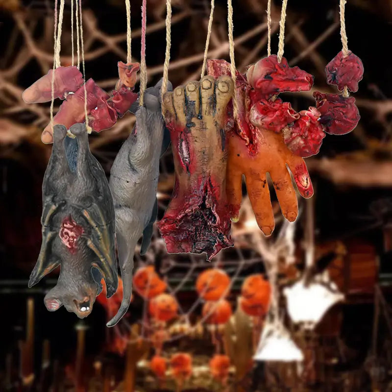 Ensemble de fausses parties du corps suspendues d’Halloween sanglantes comprenant des chauves-souris en plastique sanglantes et des mains ensanglantées dans des nuances de gris, orange et rouge, pour une décoration d’Halloween effrayante.
